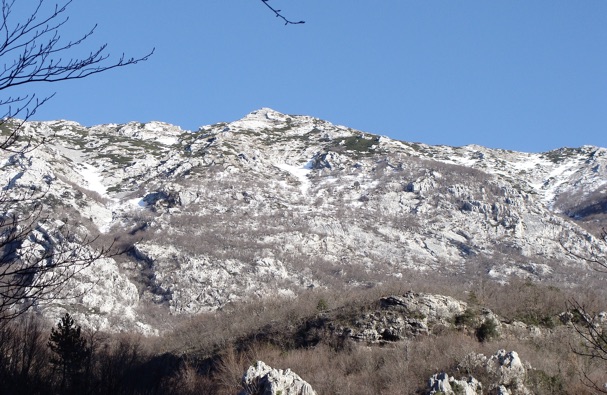 Mountain landscape during cold weather